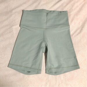 Aritzia TNAlife 5” shorts